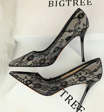 „Noir" Lace Pumps